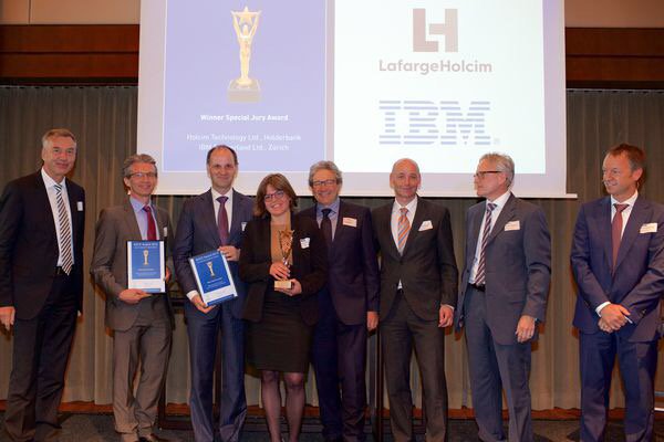 Dr. Stefan Hild (third from the left) accepting the special jury award from the Association of Swiss Management Consulting Organization ASCO in 2016 for the "Plant Advisor" Project for Lafarge Holcim